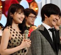 紅白のリハーサルで笑顔を見せる有村架純（左）と内村光良＝東京・ＮＨＫホール