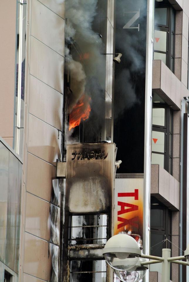 炎が上がる商業ビル＝東京・渋谷