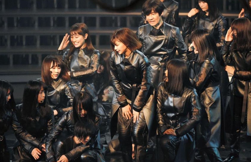 ポーズをきめる内村光良（中央）の横で倒れる欅坂４６のメンバー＝ＮＨＫホール