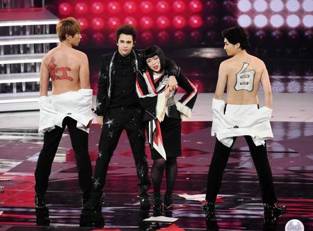 　オースティン・マホーン（中央左）とコラボするブルゾンちえみ（同右）