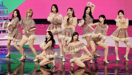 ポーズをきめるＴＷＩＣＥ＝ＮＨＫホール（撮影・開出牧）