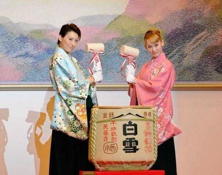 鏡開きを行った月組トップスター・珠城りょう（左）とトップ娘役・愛希れいか＝兵庫・宝塚大劇場