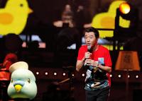 「ひよっこ」に登場したキャラクター・イチコ（左）の横で歌う桑田佳祐＝横浜アリーナ