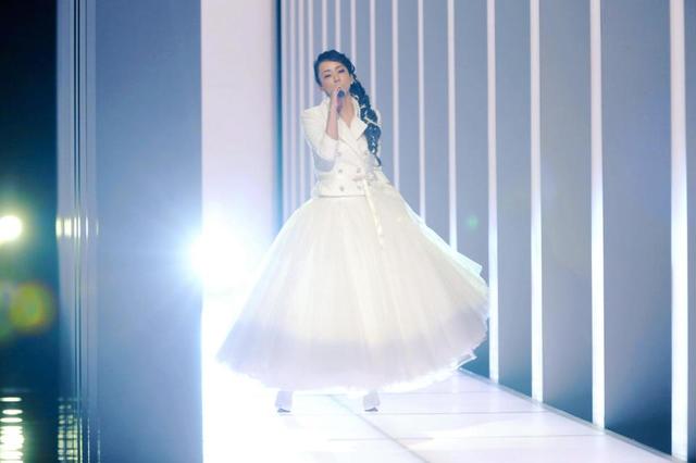 安室奈美恵 紅白で熱唱…白いドレスに身を包み「私らしく引退の日