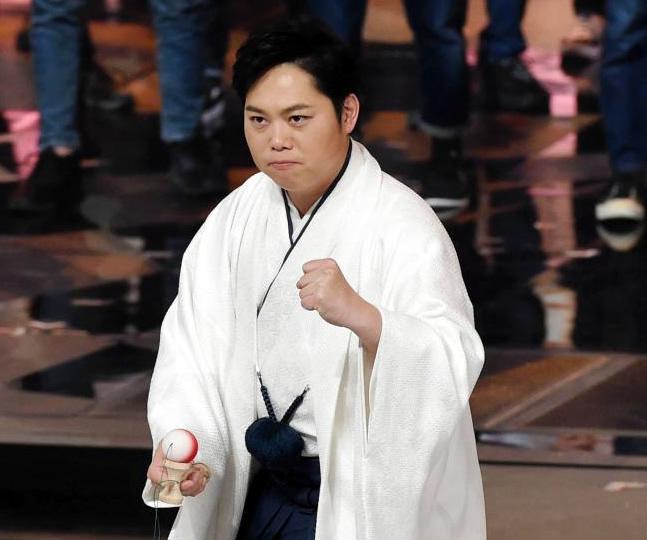 １２月３１日の「ＮＨＫ紅白歌合戦」で、けん玉でギネス挑戦失敗もガッツポーズの三山ひろし