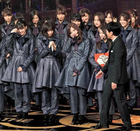 昨年１２月３０日、日本レコード大賞を受賞した乃木坂４６と涙を見せる白石麻衣（中央）