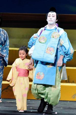 　カーテンコールに登場した市川海老蔵（右）と娘の麗禾ちゃん＝東京・新橋演舞場