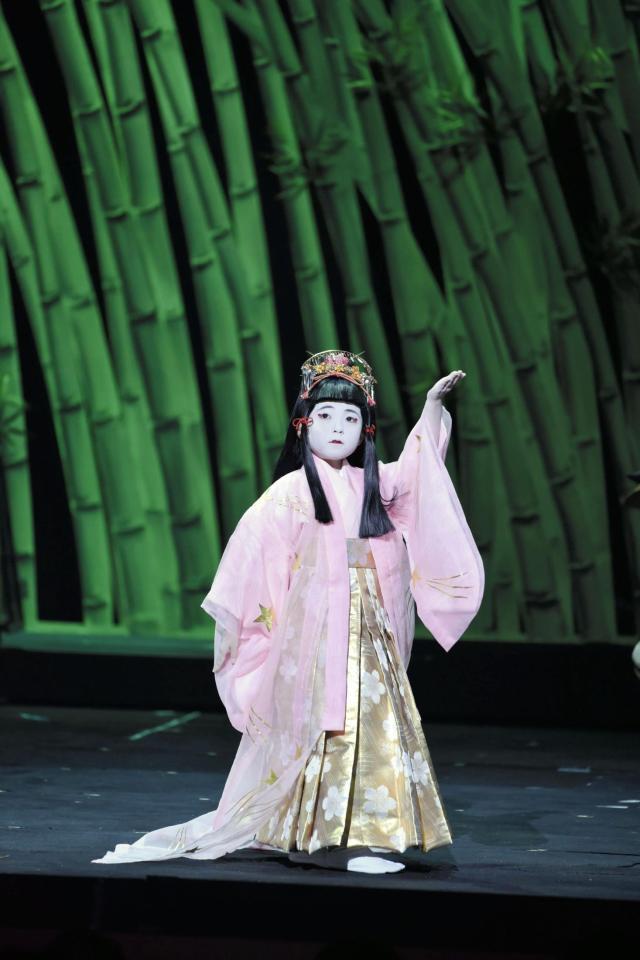 かぐや姫を演じた堀越麗禾ちゃん＝東京・新橋演舞場