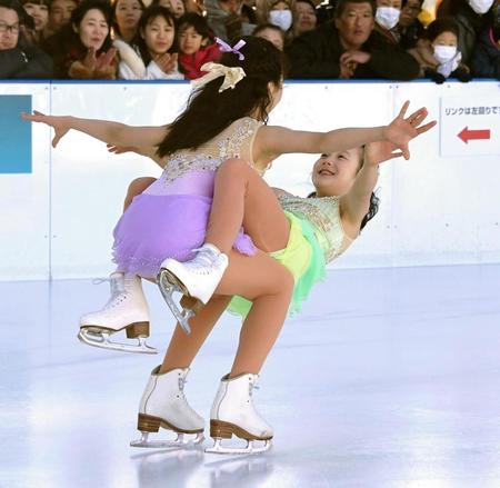 息の合った演技を見せる本田望結（左）と紗来＝東京スカイツリータウン（撮影・棚橋慶太）