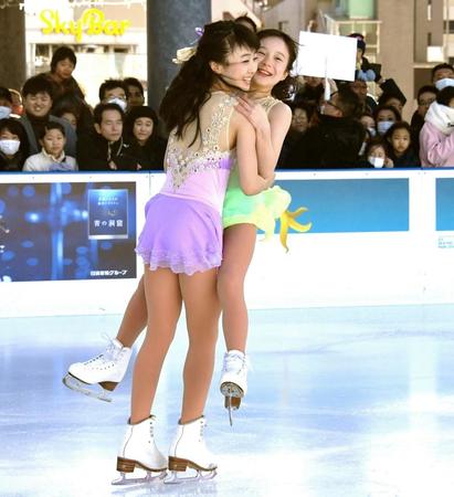 息の合った演技を見せる本田望結（左）と紗来＝東京スカイツリータウン（撮影・棚橋慶太）