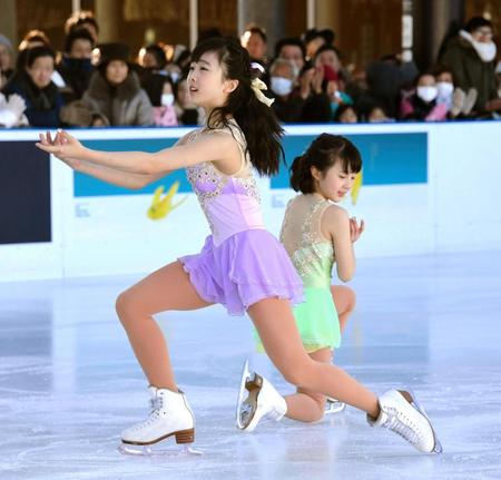 息の合った演技を見せる本田望結（左）と紗来＝東京スカイツリータウン（撮影・棚橋慶太）