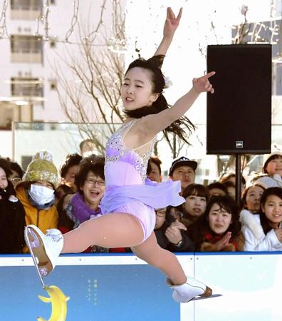 華麗なジャンプを披露する本田望結＝東京スカイツリータウン（撮影・棚橋慶太）