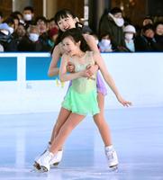 息の合ったスケーティングをみせる本田望結と紗来（手前）＝東京スカイツリータウン（撮影・棚橋慶太）