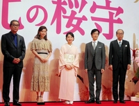 完成披露会見に出席した（左から）滝田洋二郎監督、篠原涼子、吉永小百合、堺雅人、岸部一徳＝都内