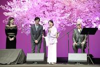 共演の（左から）篠原涼子、堺雅人の前で主題歌の「花、闌の時」を歌う吉永小百合と小椋佳（右）＝東京国際フォーラム（撮影・棚橋慶太）