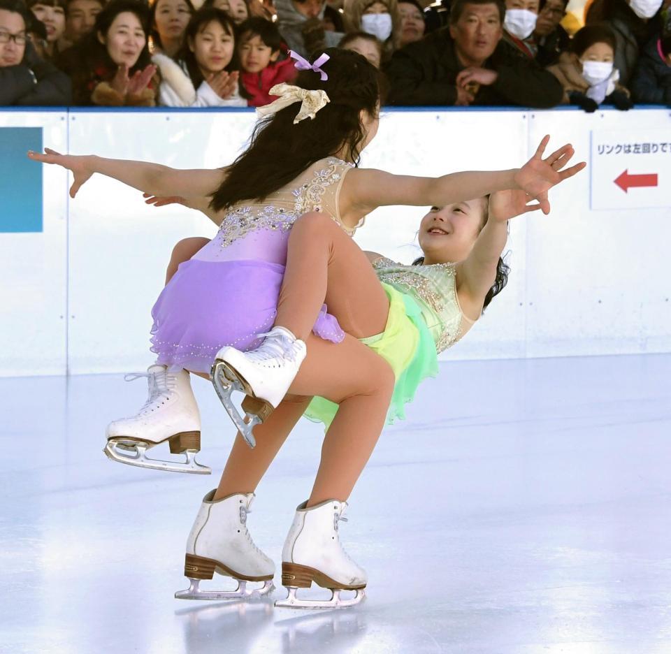 息の合った演技を見せる本田望結（左）と紗来＝東京スカイツリータウン（撮影・棚橋慶太）