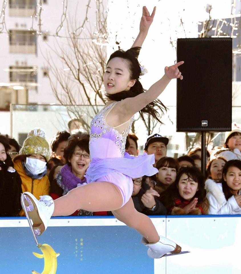 華麗なジャンプを披露する本田望結＝東京スカイツリータウン（撮影・棚橋慶太）