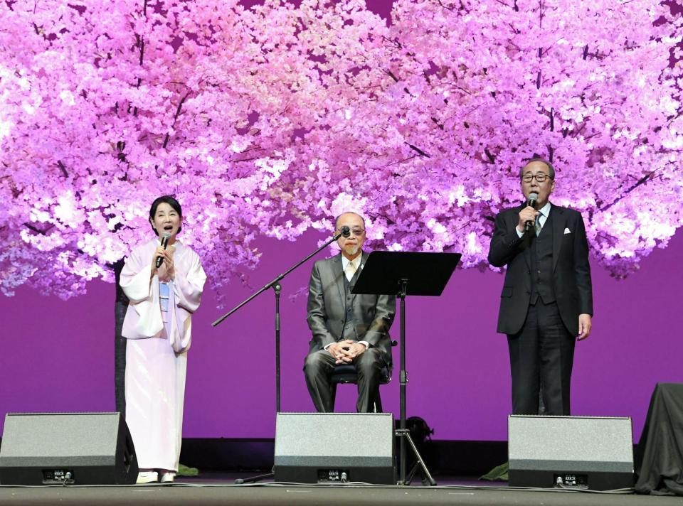 主題歌の「花、闌の時」を歌う（左から）吉永小百合、小椋佳、岸部一徳＝東京国際フォーラム（撮影・棚橋慶太）