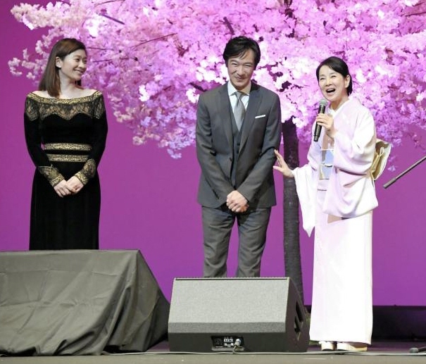 共演の（左から）篠原涼子、堺雅人の前で主題歌の「花、闌の時」を歌う吉永小百合＝東京国際フォーラム（撮影・棚橋慶太）