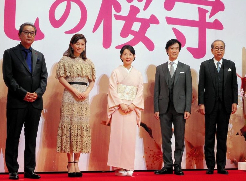 完成披露会見に出席した（左から）滝田洋二郎監督、篠原涼子、吉永小百合、堺雅人、岸部一徳＝都内