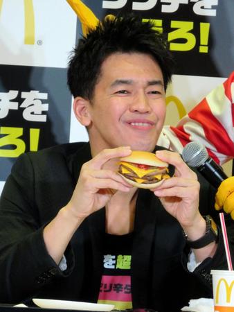 新商品のハンバーガーを試食する武井壮＝都内