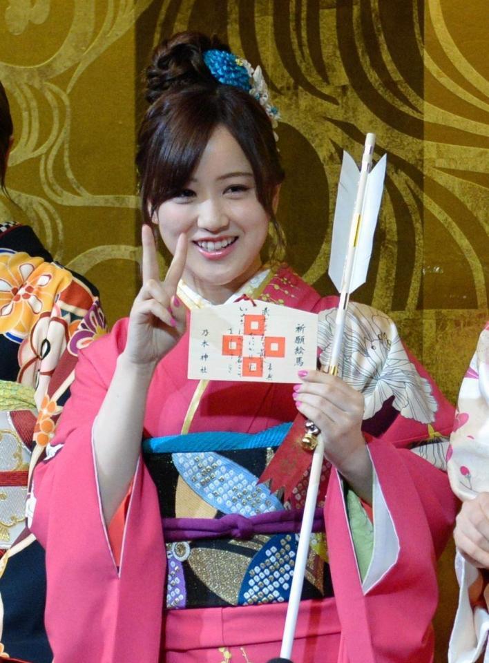 囲み取材でＶサインを決める乃木坂４６の星野みなみ＝東京・乃木神社（撮影・開出牧）