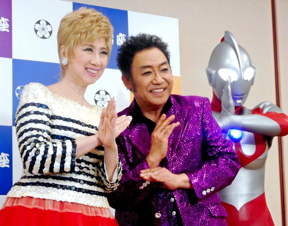 明治座１月「コロッケ特別公演」の初日を終え、会見する（左から）瀬川瑛子、コロッケ、ウルトラマン＝東京・明治座