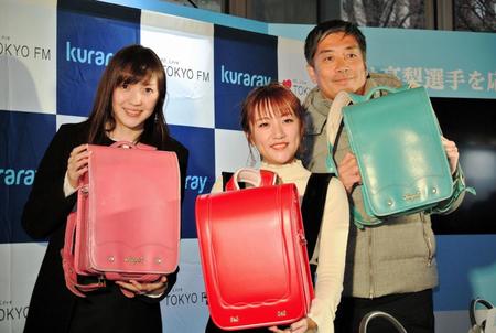 発展途上国の子供へランドセルを寄付した高橋みなみ（中）＝東京・丸の内