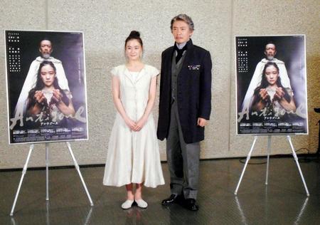「アンチゴーヌ」の初日前会見に出席した蒼井優（左）と生瀬勝久＝東京・新国立劇場