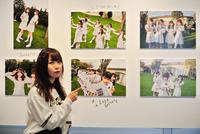 自身で撮影したＳＫＥ４８メンバーの写真を紹介する高柳明音＝東京・原宿