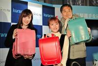 発展途上国の子供へランドセルを寄付した高橋みなみ（中）＝東京・丸の内