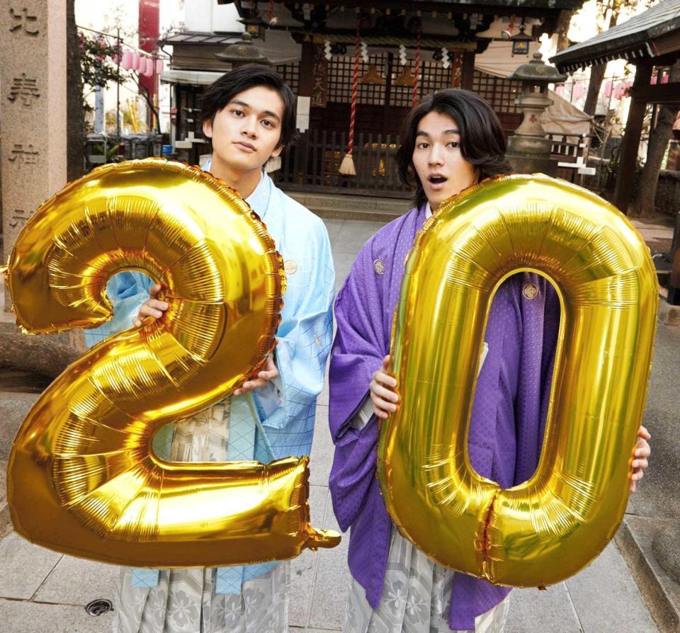 　成人祝いに「２０」のバルーンを持つＤＩＳＨ／／の北村匠海（左）と矢部昌暉＝東京・恵比寿神社