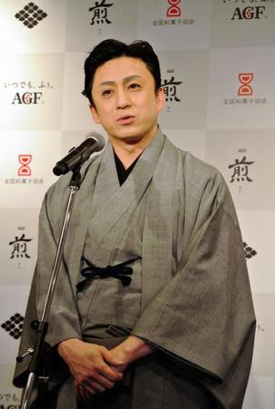 歌舞伎をイメージした和菓子を監修した松本幸四郎＝東京・歌舞伎座