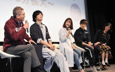 制作発表であいさつする（左から）松重豊、井浦新、石原さとみ、窪田正孝、市川実日子＝東京・スペースＦＳ汐留（撮影・開出牧）