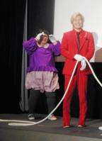 映画の公開直前イベントで綱引きゲームを終え大汗をぬぐうメイプル超合金の安藤なつ（左）とカズレーザー＝東京・ブロードメディアスタジオ試写室