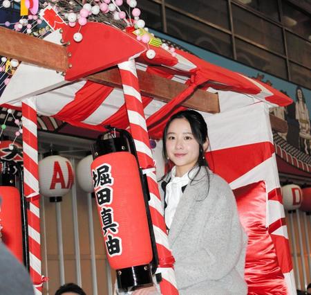 大阪・今宮戎神社の宝恵駕行列に参加した堀田真由