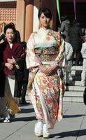 主演ドラマのヒット祈願で振り袖姿を披露した深田恭子＝東京都中央区の水天宮（撮影・出月俊成）