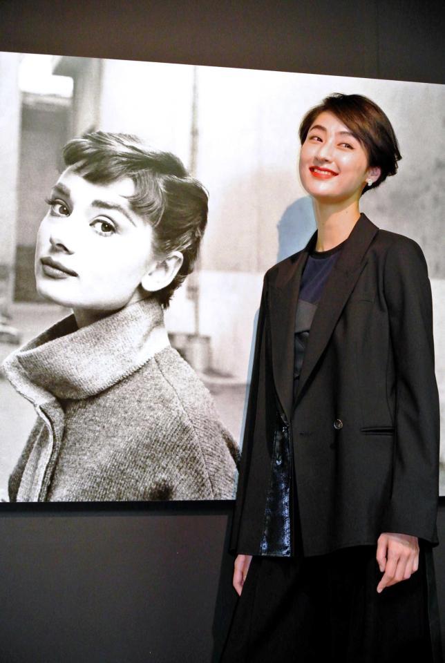 　写真のオードリー・ヘプバーンと同じアングルをリクエストされるシシド・カフカ＝都内