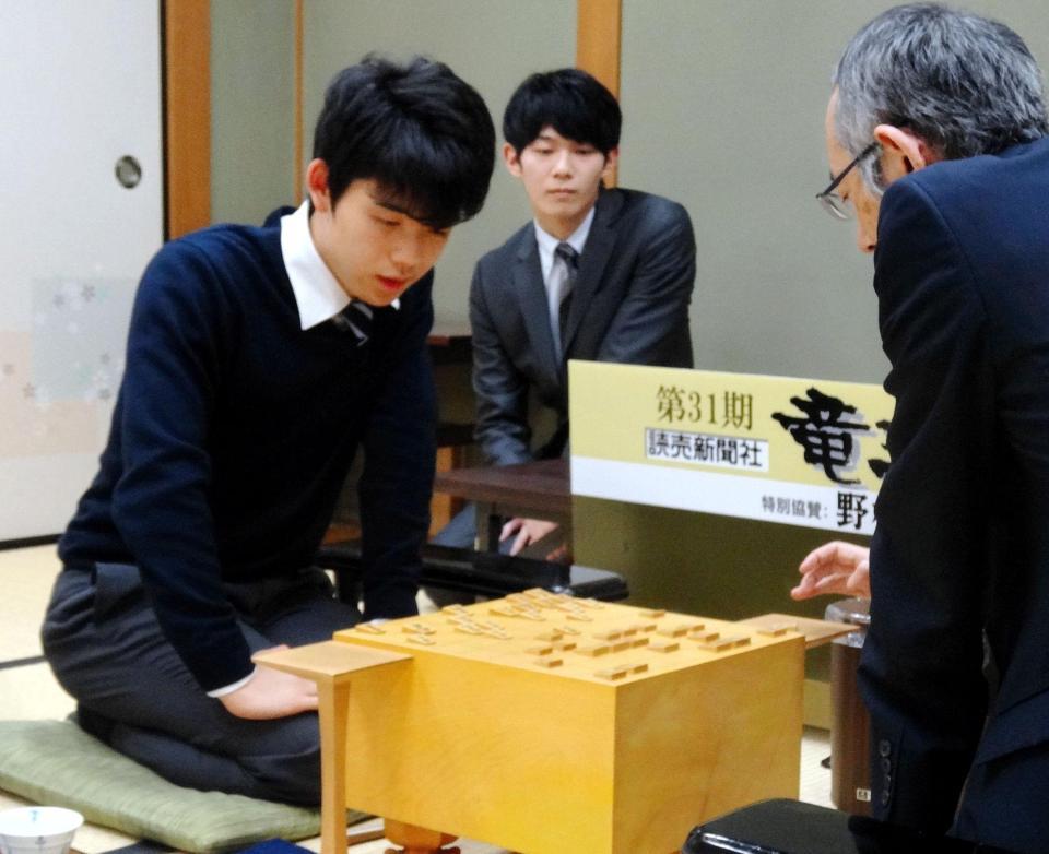 中田功七段と対局を行った藤井聡太四段（左）＝関西将棋会館