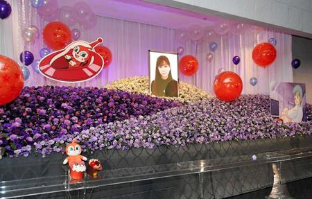 自身の分身だったキャラクターたちに囲まれた鶴ひろみさんのお別れ会の祭壇＝東京都港区の青山葬儀所（撮影・出月俊成）