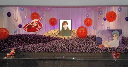 自身の分身だったキャラクターたちに囲まれた鶴ひろみさんのお別れ会の祭壇＝東京都港区の青山葬儀所（撮影・出月俊成）