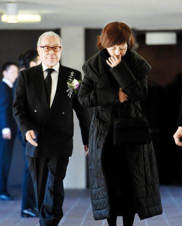 涙をこらえながら会場を出る戸田恵子（右）とばいきんまんの声優の中尾隆聖＝東京都港区の青山葬儀所（撮影・出月俊成）