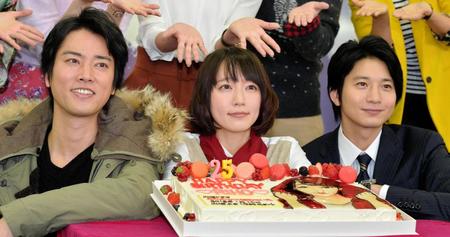 会見後、誕生日ケーキをサプライズで出された吉岡里帆（中央）。左は桐谷健太、右は向井理＝東京都港区のＴＢＳ放送センター（撮影・中田匡峻）