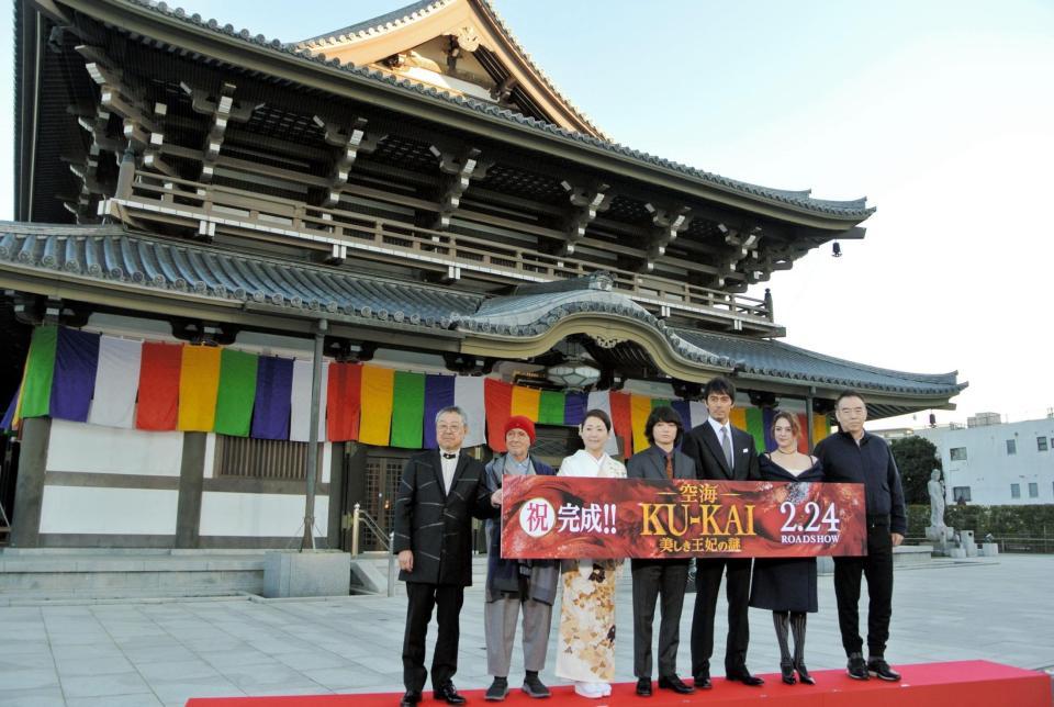 空海ゆかりの高野山東京別院でヒット祈願した（左から）夢枕獏氏、火野正平、松坂慶子、染谷将太、阿部寛、チャン・ロンロン、チェン・カイコー監督＝東京・高輪