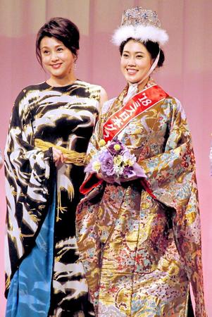 　ミス日本グランプリに輝いた市橋礼衣さん（右）を祝福する藤原紀香＝東京・京王プラザホテル
