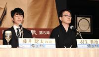 会見する藤井聡太四段（左）と羽生善治竜王＝セルリアンタワー東急ホテル（撮影・園田高夫）