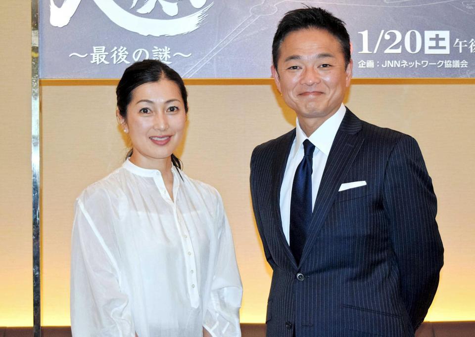 　会見に出席した（左から）鶴田真由、恵俊彰＝東京・ＴＢＳ