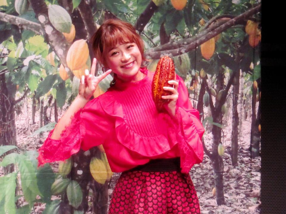 カカオを手に「便秘が治った！」とＶサインの鈴木奈々＝都内