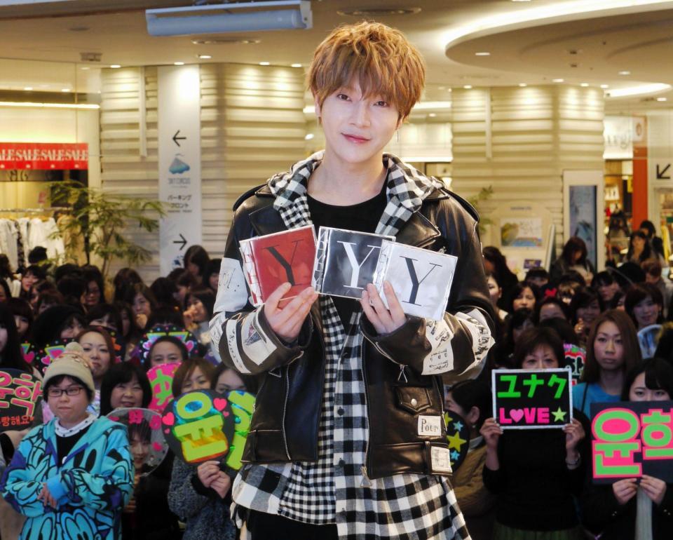 ファンをバックに笑顔の超新星・ユナク＝東京・池袋