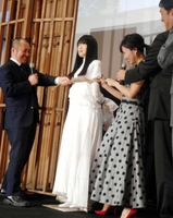 映画「サニー／３２」の完成披露試写会の舞台あいさつで自身そっくりのサニー人形を縄で縛る北原里英（右から２人目）＝東京・新宿バルト９